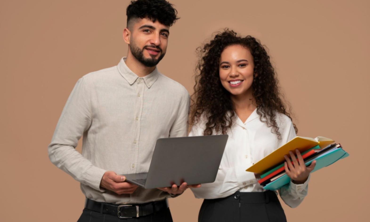 Estudiantes colaborando en proyectos de modelado financiero